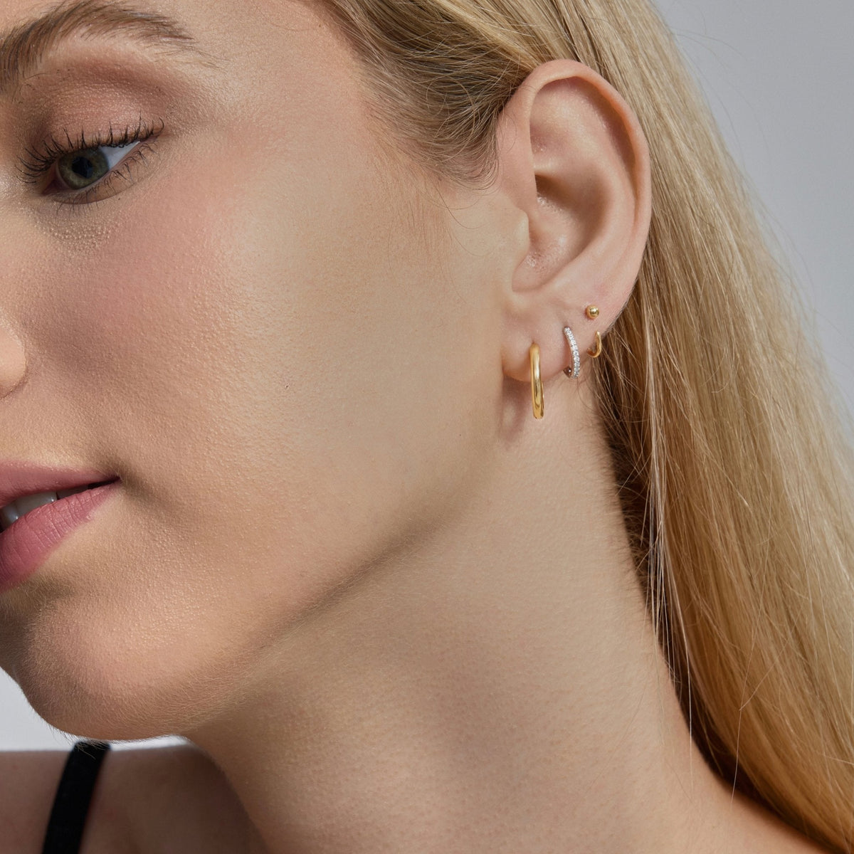 Pavé Fire Moissanite Huggie Hoops